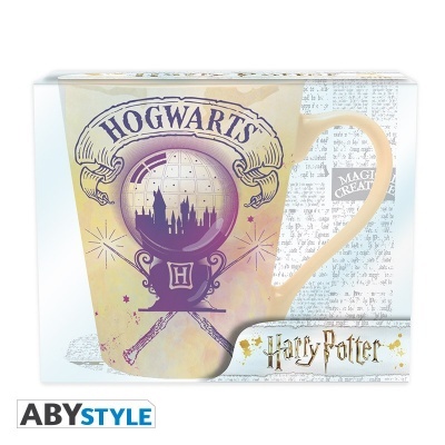 Caneca Harry Potter tema Hogwarts em caixa transparente.