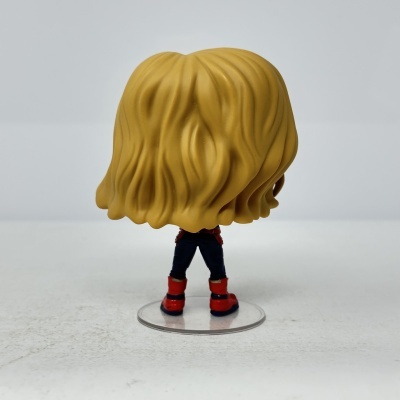 Figura Funko Pop com cabelo loiro ondulado vista de costas
