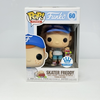 Figura Funko Pop Skater Freddy em embalagem transparente com boné azul e prancha de skate.