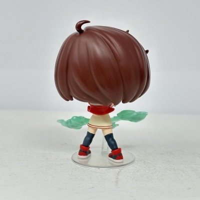 Figura de ação vista de costas com cabelo castanho e elementos verdes translúcidos