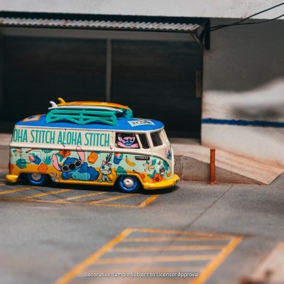 Mini carrinha de surf decorada com Stitch e tema tropical