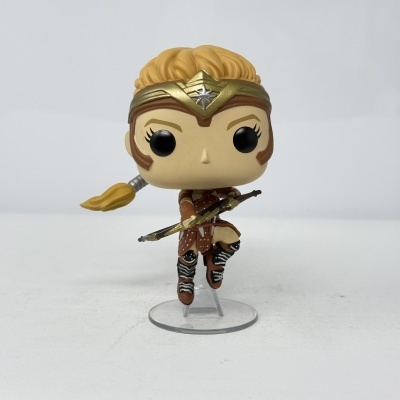 Figura Funko Pop Mulher-Maravilha com arco, cabelo loiro e roupa marrom