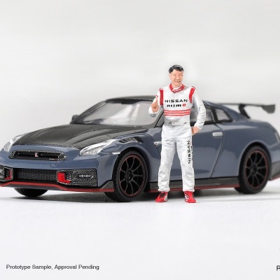 Miniatura de carro desportivo cinza e figura humana em fato de corrida NISSAN nismo