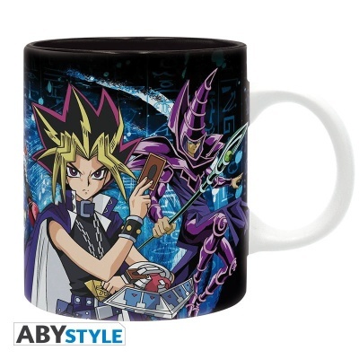 Caneca com personagens anime Yu-Gi-Oh e fundo azul tecnológico