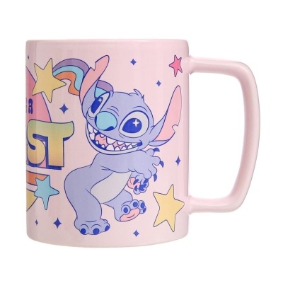 Caneca cor-de-rosa com personagem Stitch e estrelas coloridas.