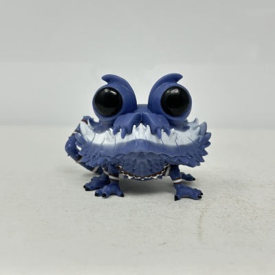 Figura colecionável de lagarto azul com grandes olhos pretos e texturas de escamas
