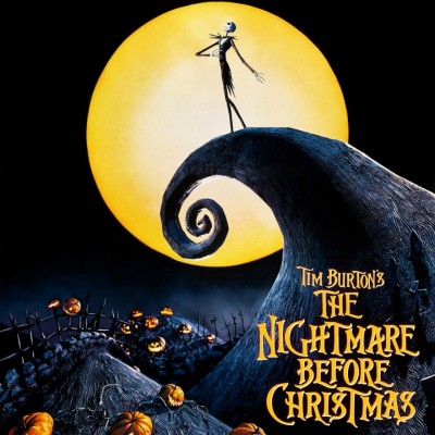 Pôster do filme The Nightmare Before Christmas com figura esquelética numa colina curva e lua cheia amarela
