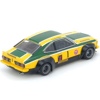 Miniatura de carro de corrida amarelo e verde com rodas grossas e detalhes pretos