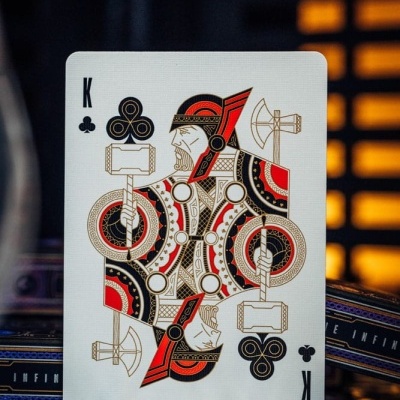 Carta de baralho rei de paus estilizado em vermelho, preto e dourado