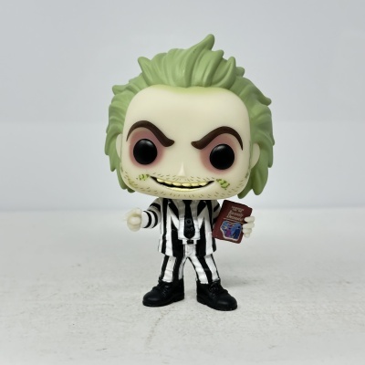 Figura de vinil Funko POP com cabelo verde e roupa às riscas a preto e branco.