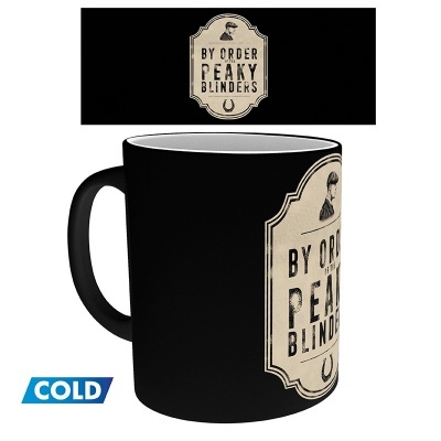 Caneca preta com rótulo creme e texto Peaky Blinders