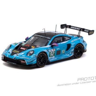 Miniatura de carro de corrida azul e preto com número 92 e asa traseira grande