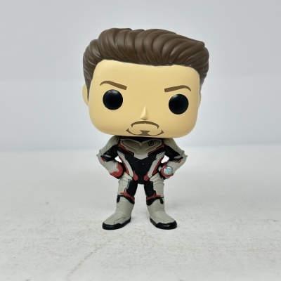 Figura Funko Pop do Homem de Ferro em traje cinza com cabelo castanho