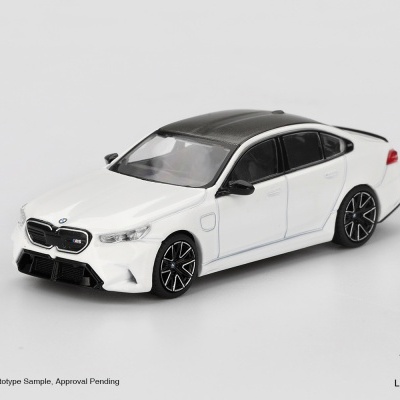 Miniatura de carro BMW M5 branco com teto preto e jantes pretas em fundo branco