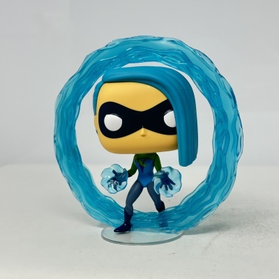 Figura colecionável Funko Pop com máscara preta, cabelo azul e efeitos em azul