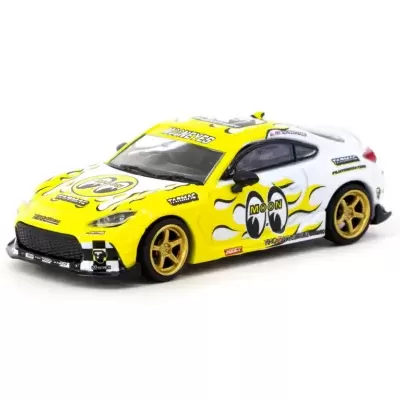 Carro de brinquedo desportivo amarelo e branco com rodas douradas e texto MOON