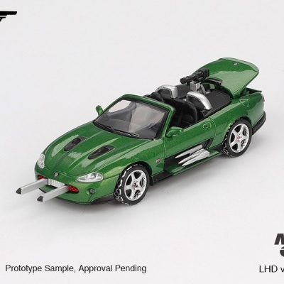Miniatura de carro desportivo verde com armas e texto 007 e MINI GT