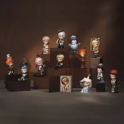 Conjunto de mini estatuetas caricaturais coloridas em blocos de madeira.
