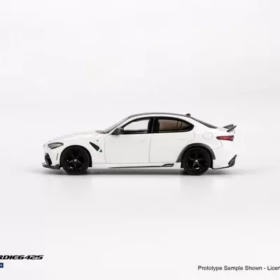 Miniatura de carro branco com jantes pretas e spoiler traseiro sobre fundo branco