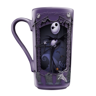 Caneca roxa com ilustrações de personagens de filme de Halloween