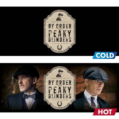 Imagem com logo 'BY ORDER OF THE PEAKY BLINDERS' e homens com chapéus e fatos em fundo escuro