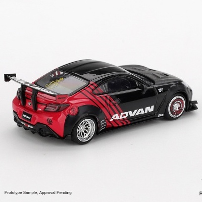 Miniatura de carro desportivo preto e vermelho com inscrições e spoiler