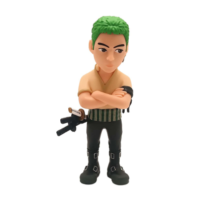 Boneco colecionável com cabelo verde e roupa preta e bege segurando espadas