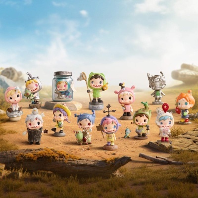 Figuras colecionáveis coloridas de bonecos em fantasias e poses diferentes sobre solo arenoso