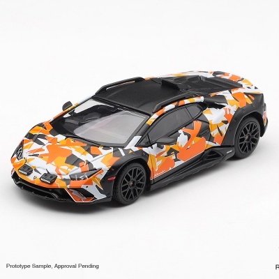 Miniatura de carro desportivo camuflado laranja, branco, cinza e preto com jantes pretas