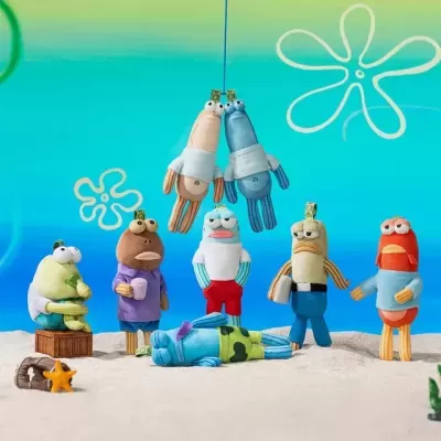 Conjunto de bonecos de peluche de personagens de desenhos animados sobre areia com fundo azul e flores desenhadas