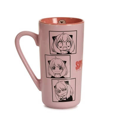 Caneca rosa com ilustrações de personagem de anime e texto SPY
