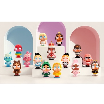 Figuras de vinil coloridas com olhos lacrimejantes em pedestais brancos e fundo com arcos coloridos