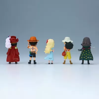 Cinco miniaturas Banpresto vistas de costas com roupas e acessórios variados.