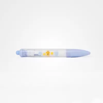 Caneta plástica transparente com detalhes azuis e figura amarela interna.