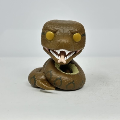 Figura estilizada de cobra marrom com olhos amarelos e textura de escamas.