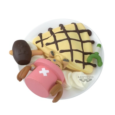 Figura decorativa de resina representando uma panqueca com calda de chocolate e personagem rosa ao lado.