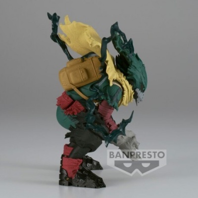 Figura colecionável personagem antropomórfico verde com mochila castanha e roupa vermelha e amarela