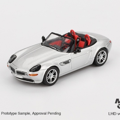 Miniatura carro desportivo BMW Z8 prata com interior vermelho em fundo branco
