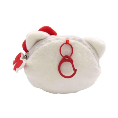 Bolsa pequena branca peluda em forma de cabeça com orelhas e ganha vermelho.