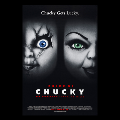 Pôster do filme Bride of Chucky mostrando rostos dos bonecos Chucky e noiva de Chucky com texto promocional