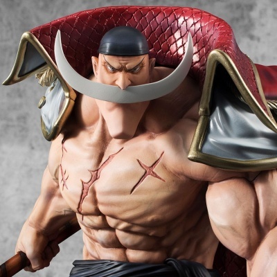 Figura colecionável de personagem musculoso com capa vermelha e bigode em foice