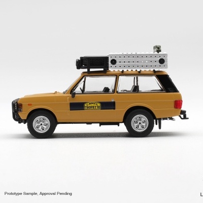 Miniatura de carro SUV castanho com acessórios no tejadilho e etiqueta CAMEL TROPHY 81