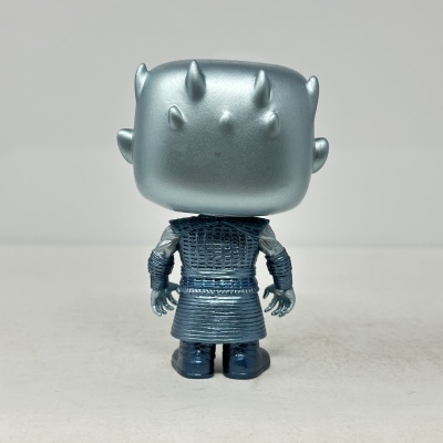 Funko Pop cinza metálico visto de trás com chifres e roupa texturizada.