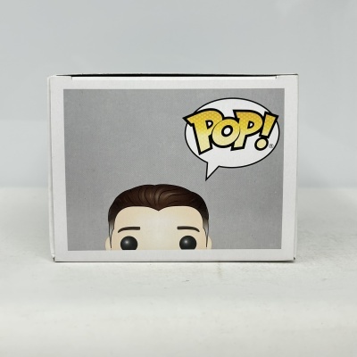 Caixa de cartão Funko Pop com imagem ilustrada e texto POP!
