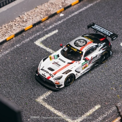 Miniatura de carro de corridas AMG com várias inscrições em suporte de asfalto