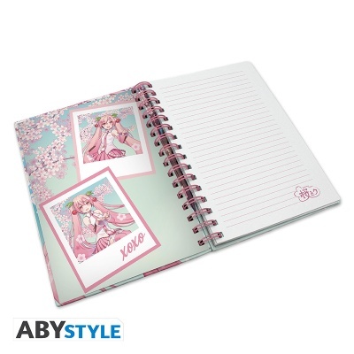 Caderno de anime com capa e páginas decoradas, linhas para nota e encadernação espiral rosa e preta