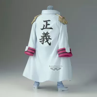 Figura de ação com casaco branco longo e texto japonês preto