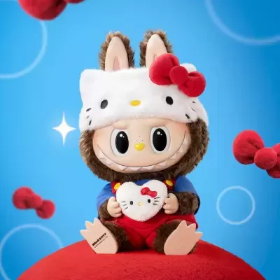 Figura colecionável com chapéu branco e laço vermelho segurando coração Hello Kitty
