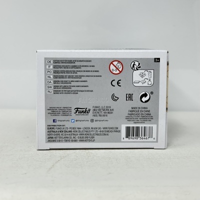 Caixa Funko branca com etiquetas e avisos de segurança em várias línguas, código de barras e símbolos de reciclagem.