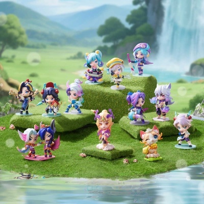 Figuras colecionáveis coloridas em estilo chibi sobre bases verdes em cenário natural